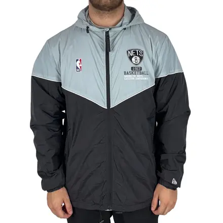 Jaqueta New Era Corta Vento Brooklyn Nets Club House Preto/Cinza