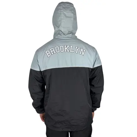Jaqueta New Era Corta Vento Brooklyn Nets Club House Preto/Cinza