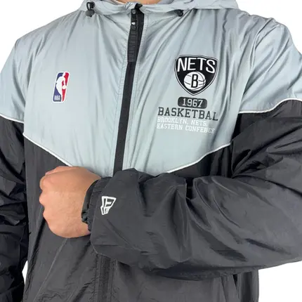 Jaqueta New Era Corta Vento Brooklyn Nets Club House Preto/Cinza